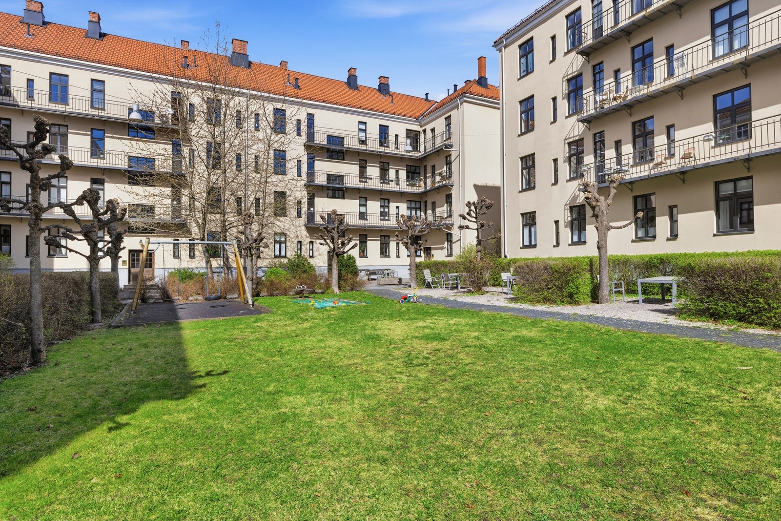 Bakgården oppleves skjermet og privat, uten innsyn fra området rundt. Galleribilde