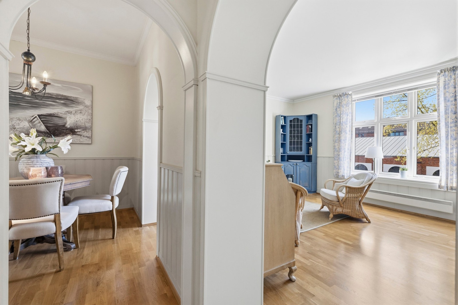Fra spisestuen inn mot stuen. Galleribilde