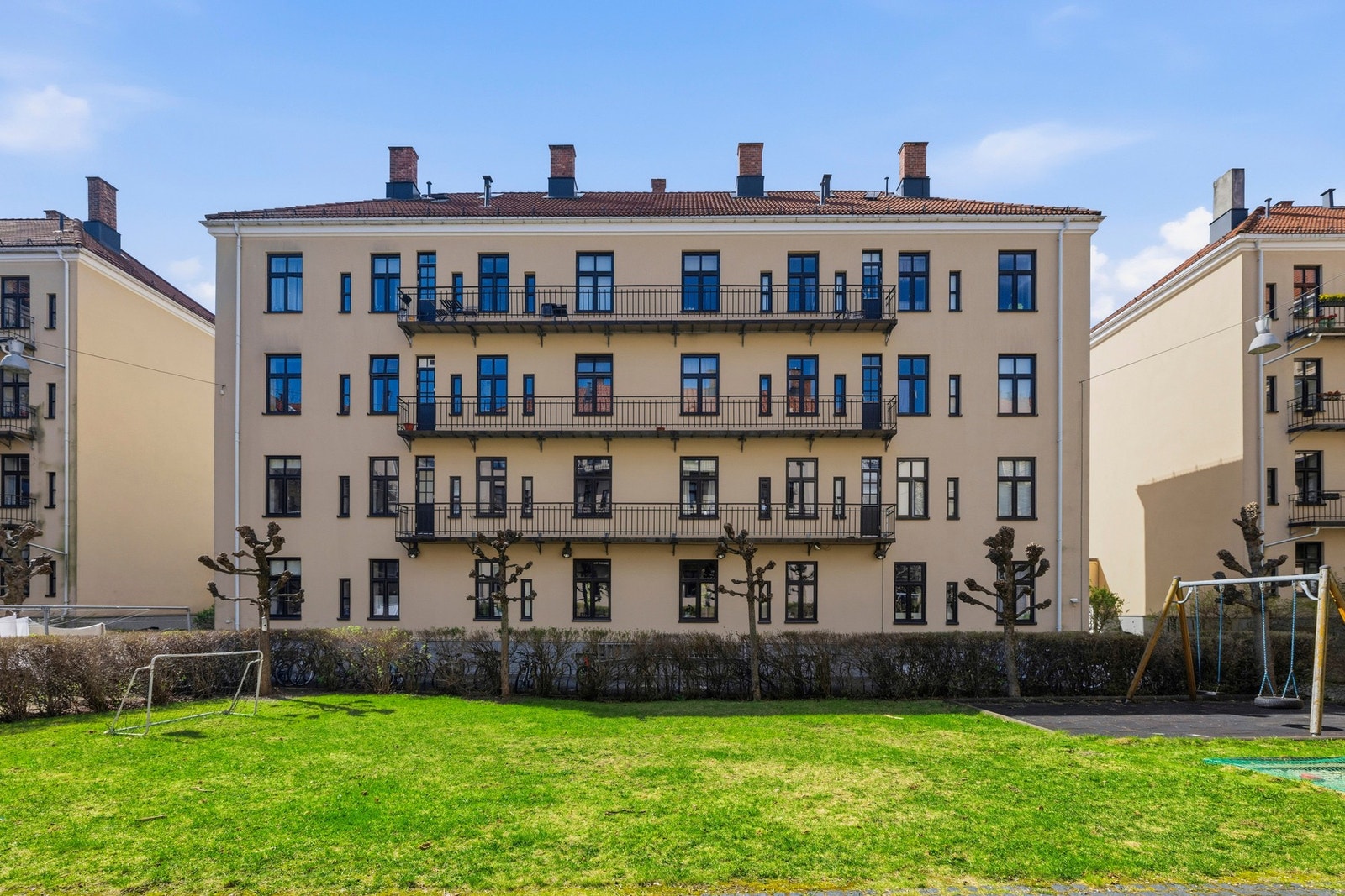 Her er det mulighet for avslapping i hagen på sommerhalvåret. Galleribilde