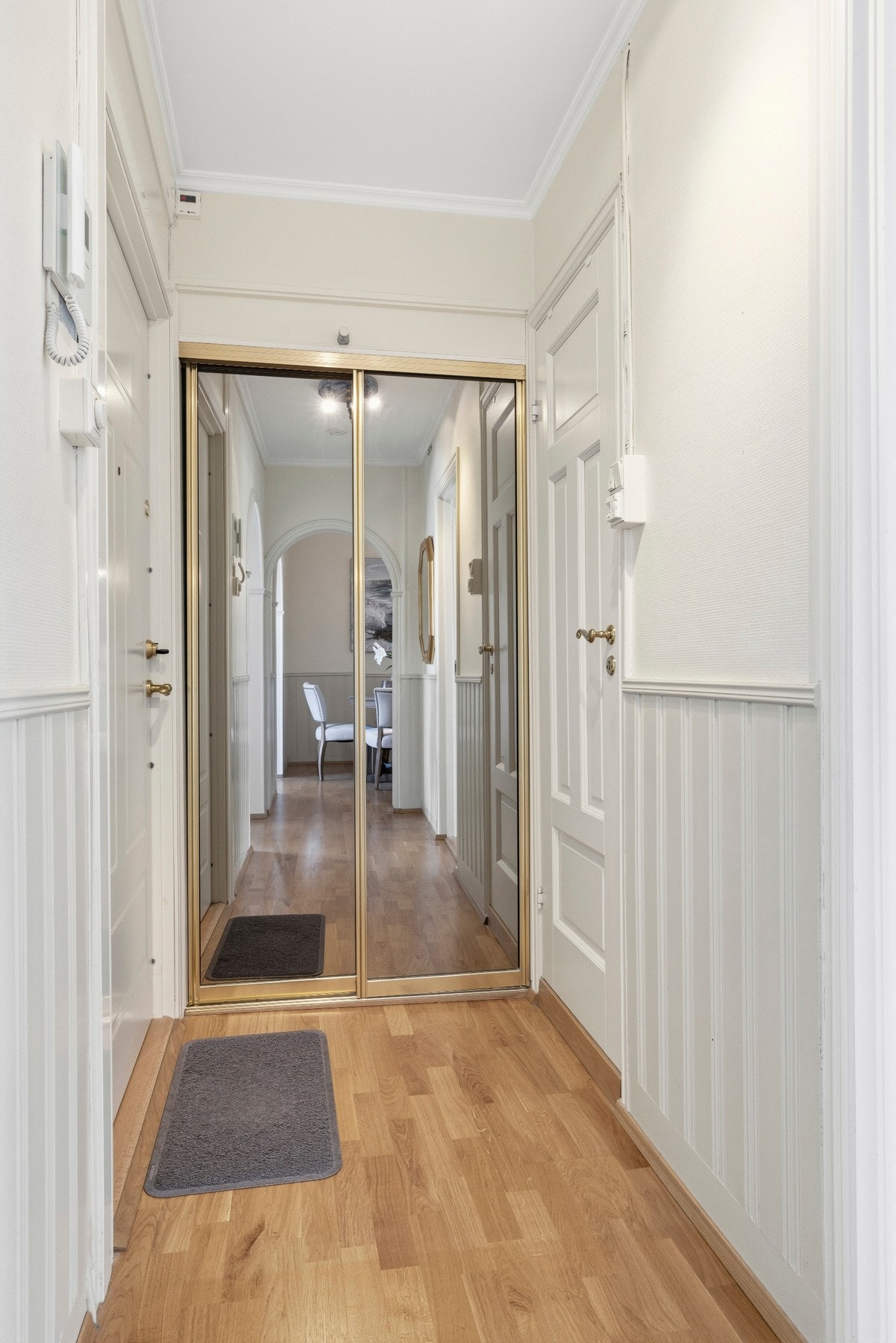 Velkommen inn i en lys og innbydende entré som gir et godt førsteinntrykk av leiligheten. Her er det praktisk skyvedørsgarderobe med speilfronter som gir gode oppbevaringsmuligheter. Galleribilde