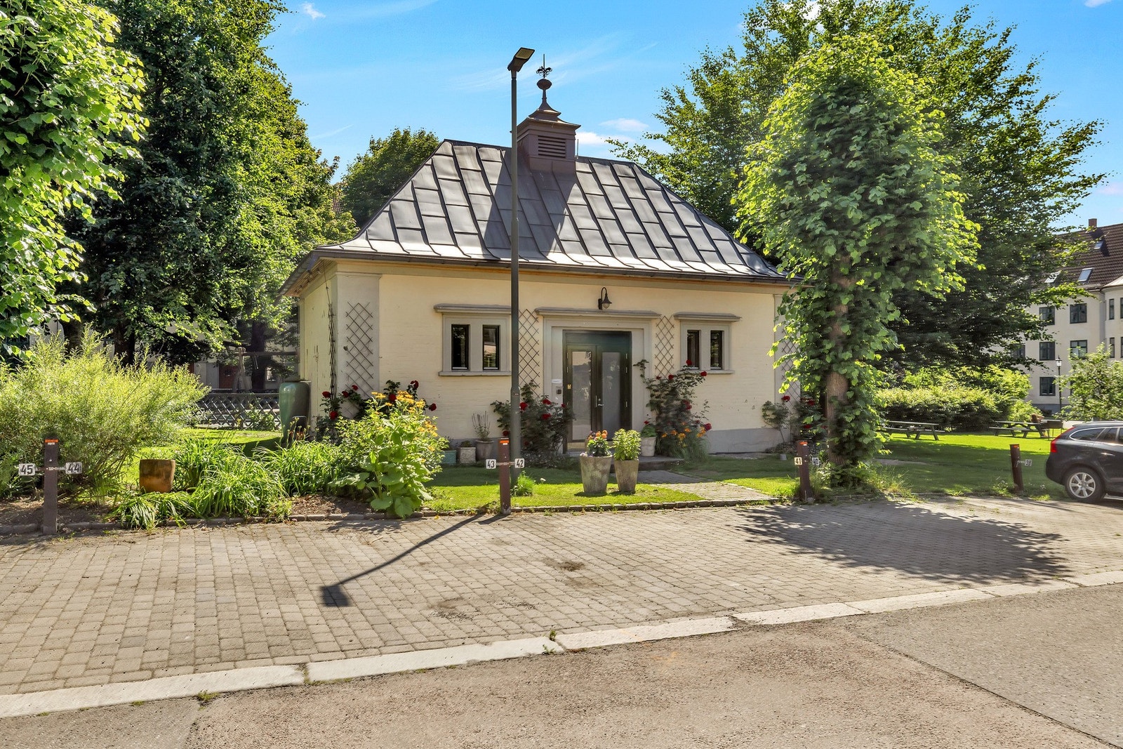 Trafoen i Frankrikegården på Torshov er en gammel transformatorstasjon fra 1920-tallet som er omgjort til et unikt grendehus for beboerne. Galleribilde