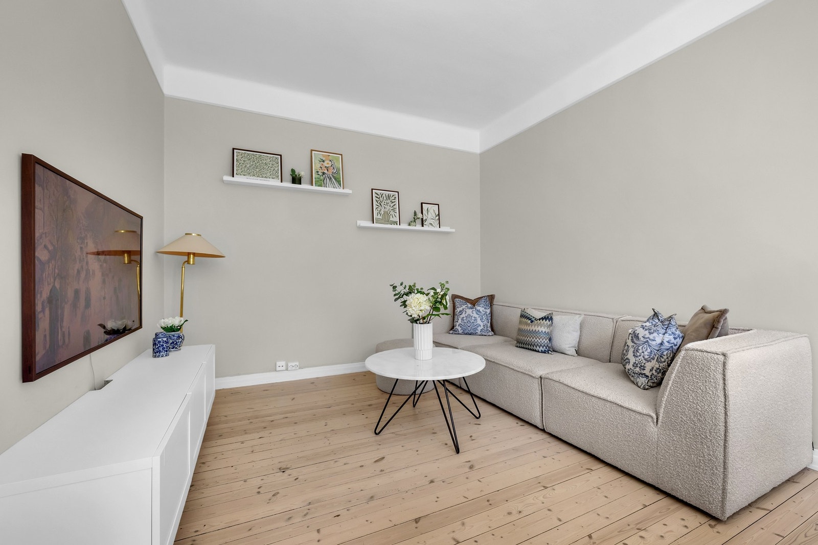 Her er det god plass til både sofa og spisebord, og rommet fungerer naturlig som boligens samlingspunkt, enten det er rolige kvelder alene eller besøk av venner. Galleribilde