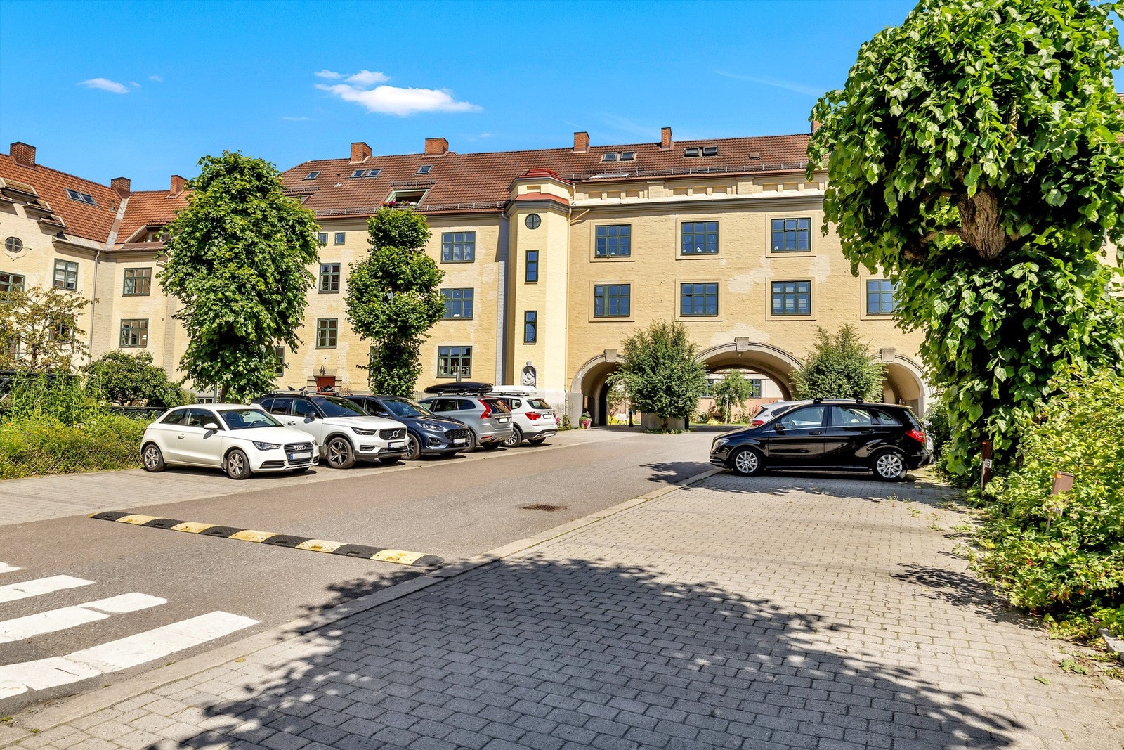Her bor du i et område med en helt egen sjarm, omgitt av klassiske bygårder, hyggelige gater og grønne parker. Galleribilde