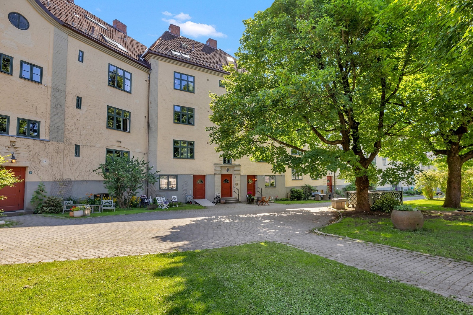 Her får du en fin kombinasjon av klassisk bygårdsjarm med originale tregulv og moderne oppgraderinger som gjør hverdagen både enkel og komfortabel. Galleribilde