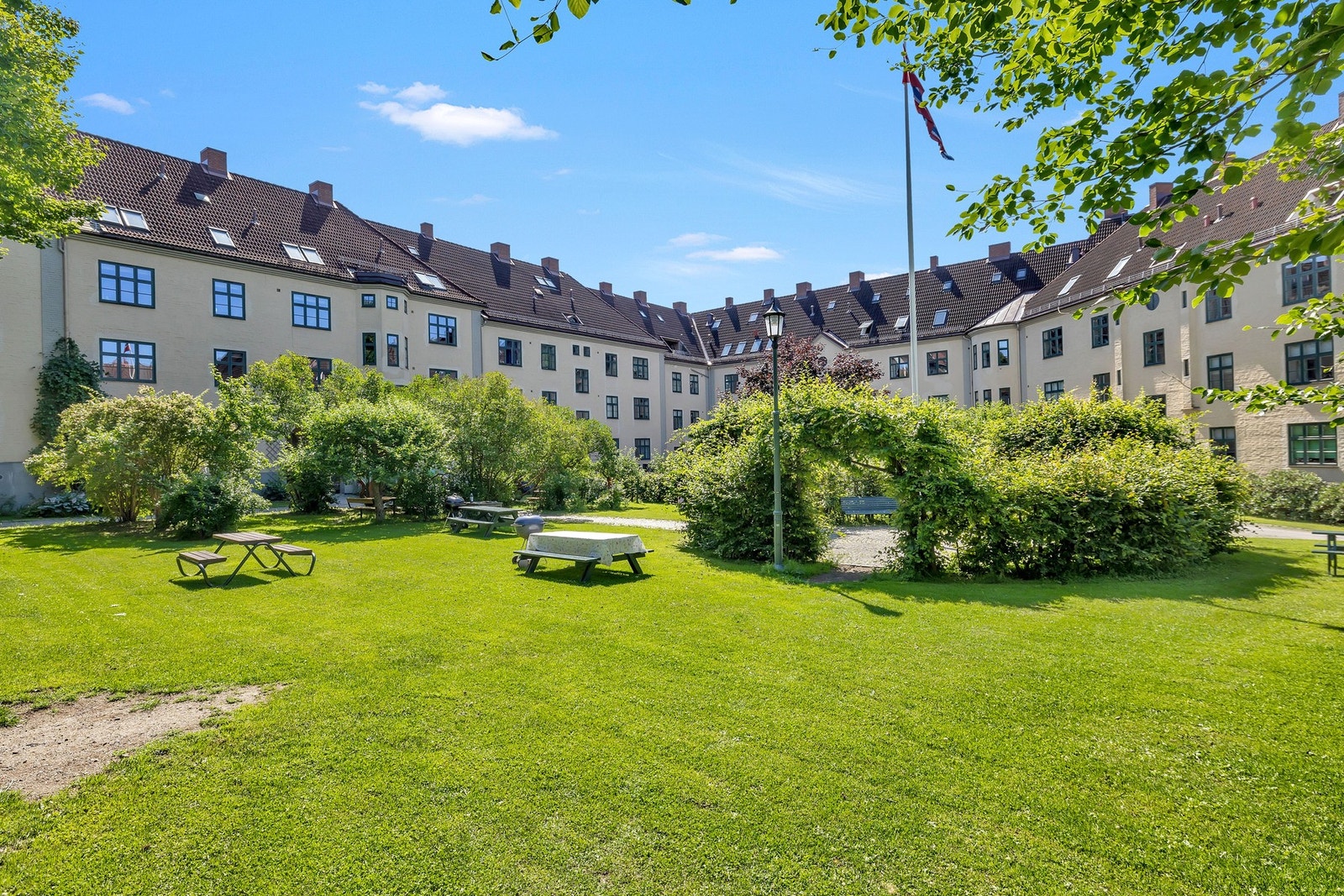 I bakgården kan du nyte rolige sommerdager, med flere oppsatte sittegrupper og griller tilgjengelig for beboerne. Galleribilde