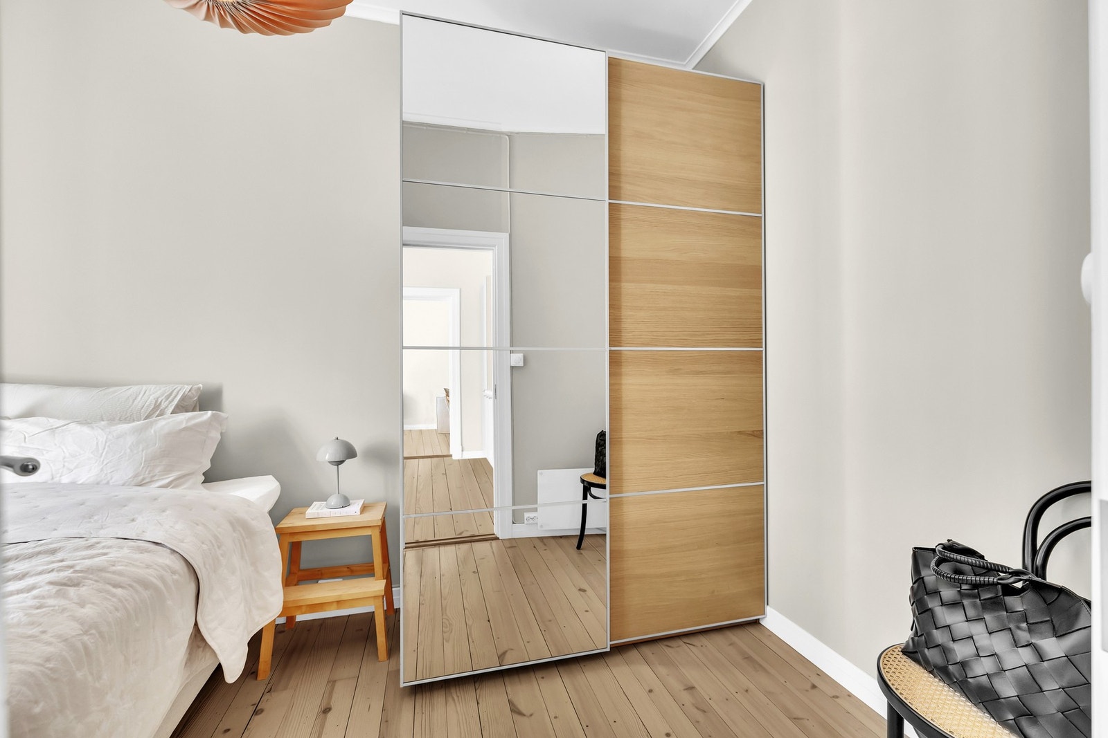 Her får du også en praktisk skyvedørsgarderobe som gir gode oppbevaringsmuligheter og holder rommet ryddig og oversiktlig. Galleribilde