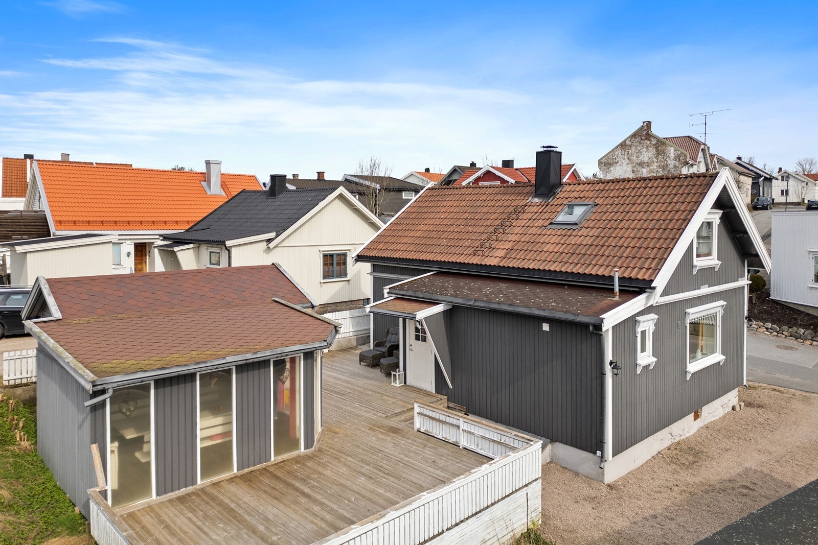 Eiendommen ligger i et etablert og rolig nabolag på Nabbetorp, med kort vei til både buss og barnehage. Galleribilde