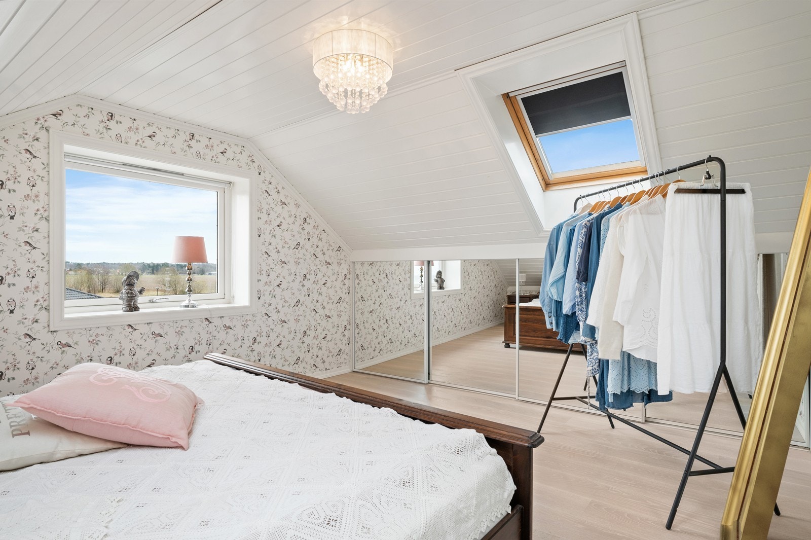 God utnyttelse av plassen med en skyvedørsgarderobe langs den ene veggen. Galleribilde