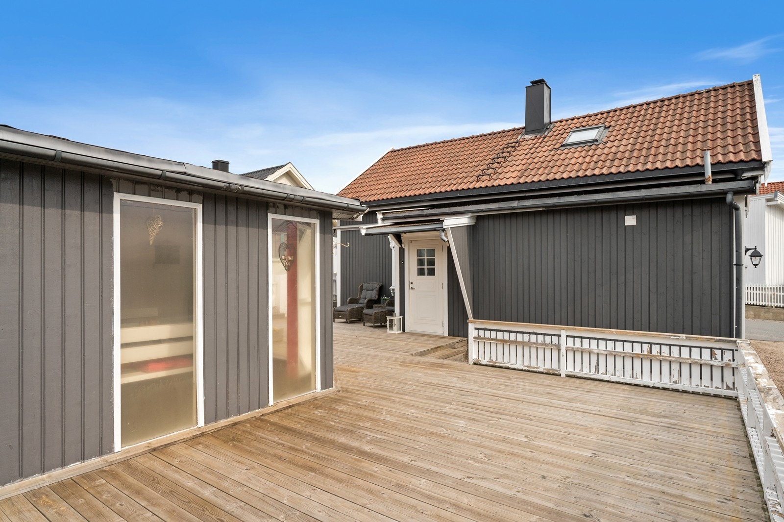 Den store terrassen på 49 m² binder sammen boligen og annekset, og skaper et herlig privat uterom. Galleribilde