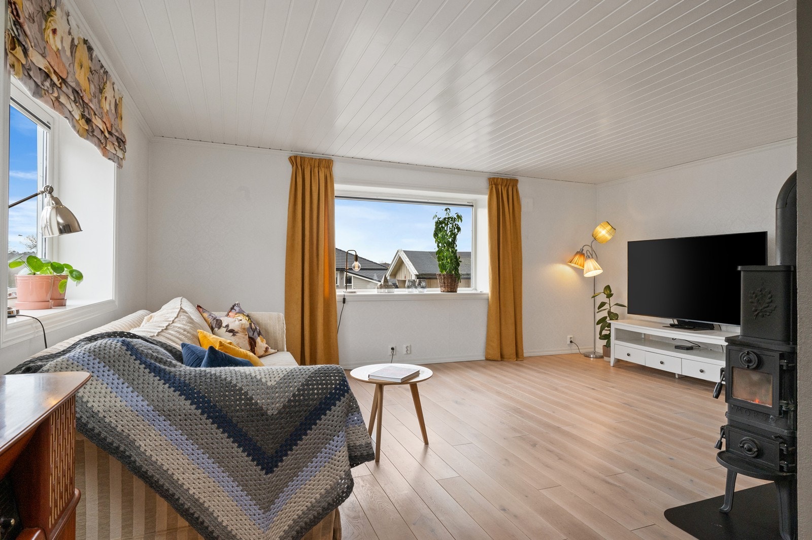Hvitmalt furu takpanel av kvistfri fingerskjøtt furu i alle tak. Rentbrennende vedovn fra "Morsø" Galleribilde