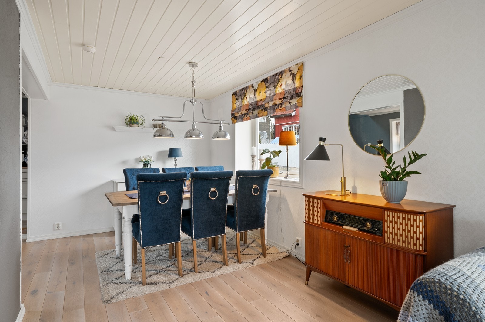 I tilknytning til stuen er det en naturlig plass for en romslig spisegruppe. Galleribilde