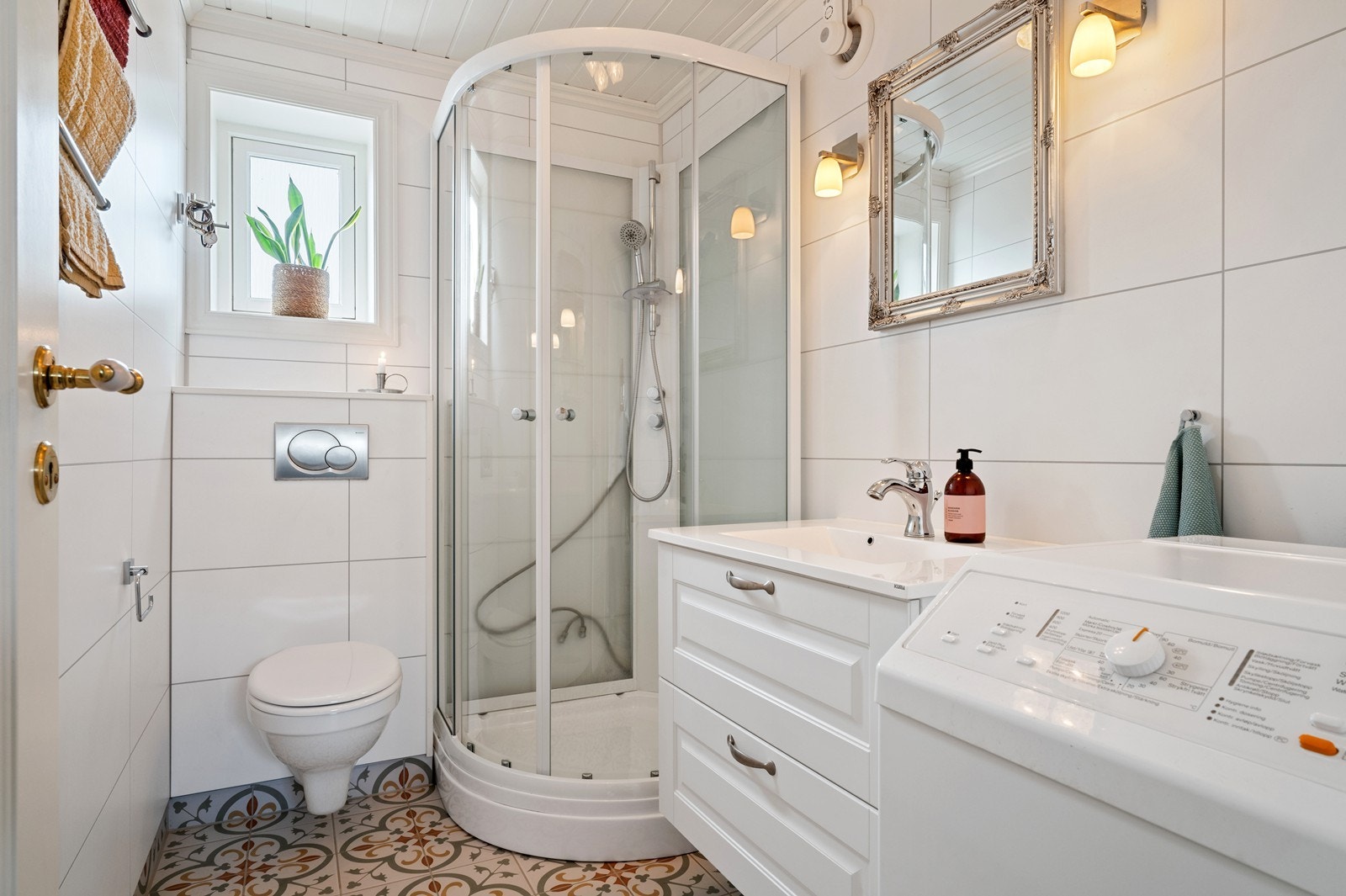Badet ble renovert i 2018 med elektrisk gulvvarme i det flislagte gulvet. Galleribilde