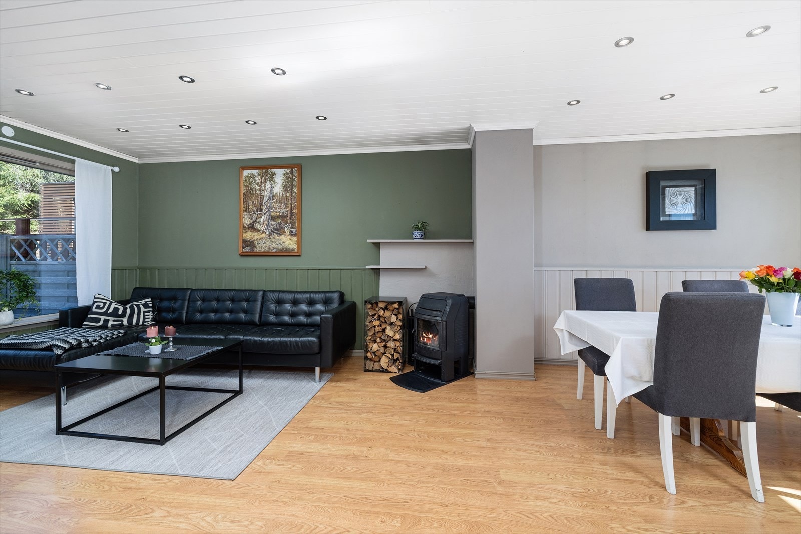 Utstrakt bruk av downlights i taket. Galleribilde
