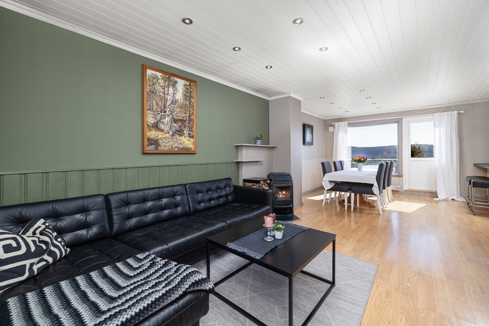 God oppvarming fra peis som også gir ekstra hyggelig stemning. Galleribilde
