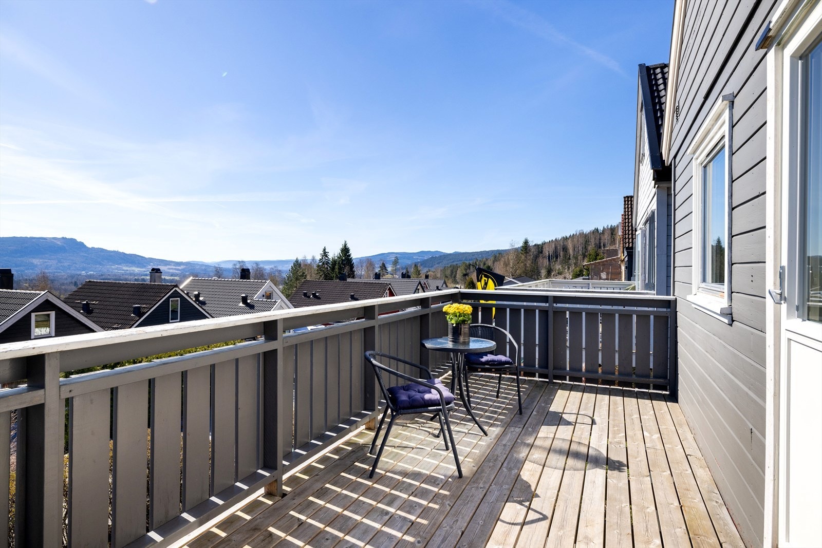 Veranda utenfor stue/kjøkken med mye sol og flott utsikt ned mot Lierdalen. Galleribilde