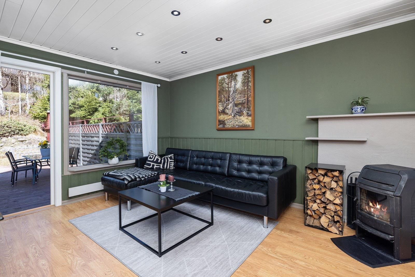 Boligen har et fint allrom med utgang til uteplasser på hver side. Galleribilde
