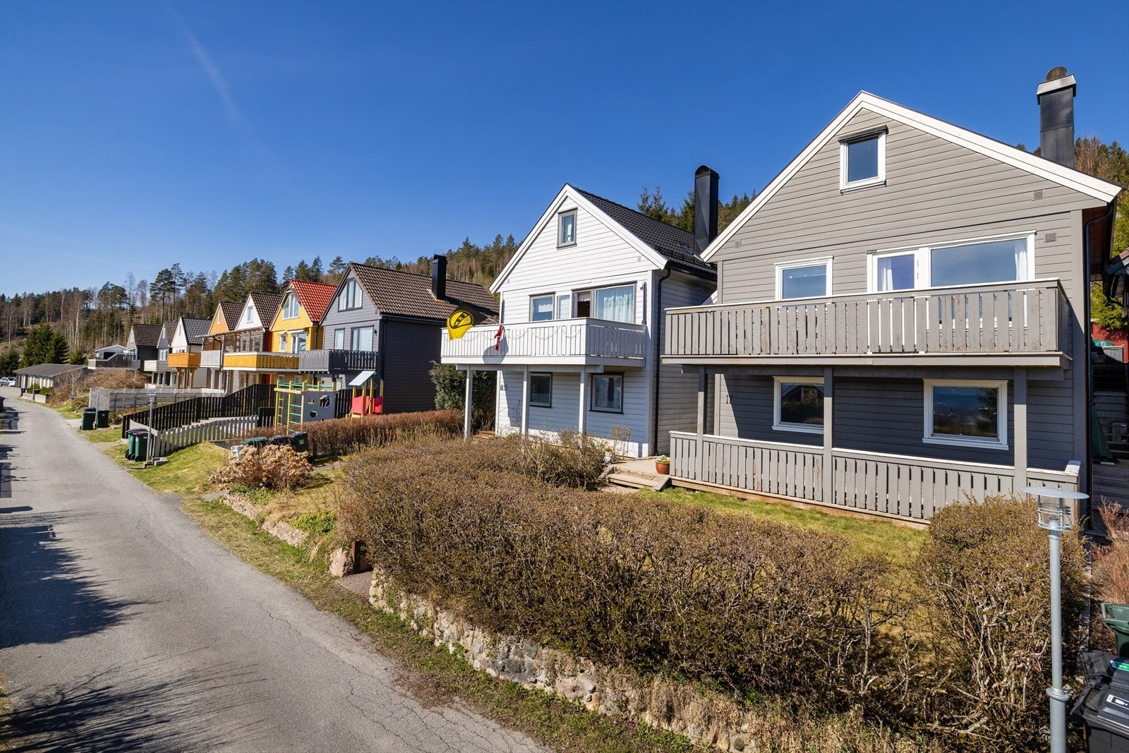 Eneboligen ligger i et etablert, barnevennlig og fint område rett ved marka. Galleribilde