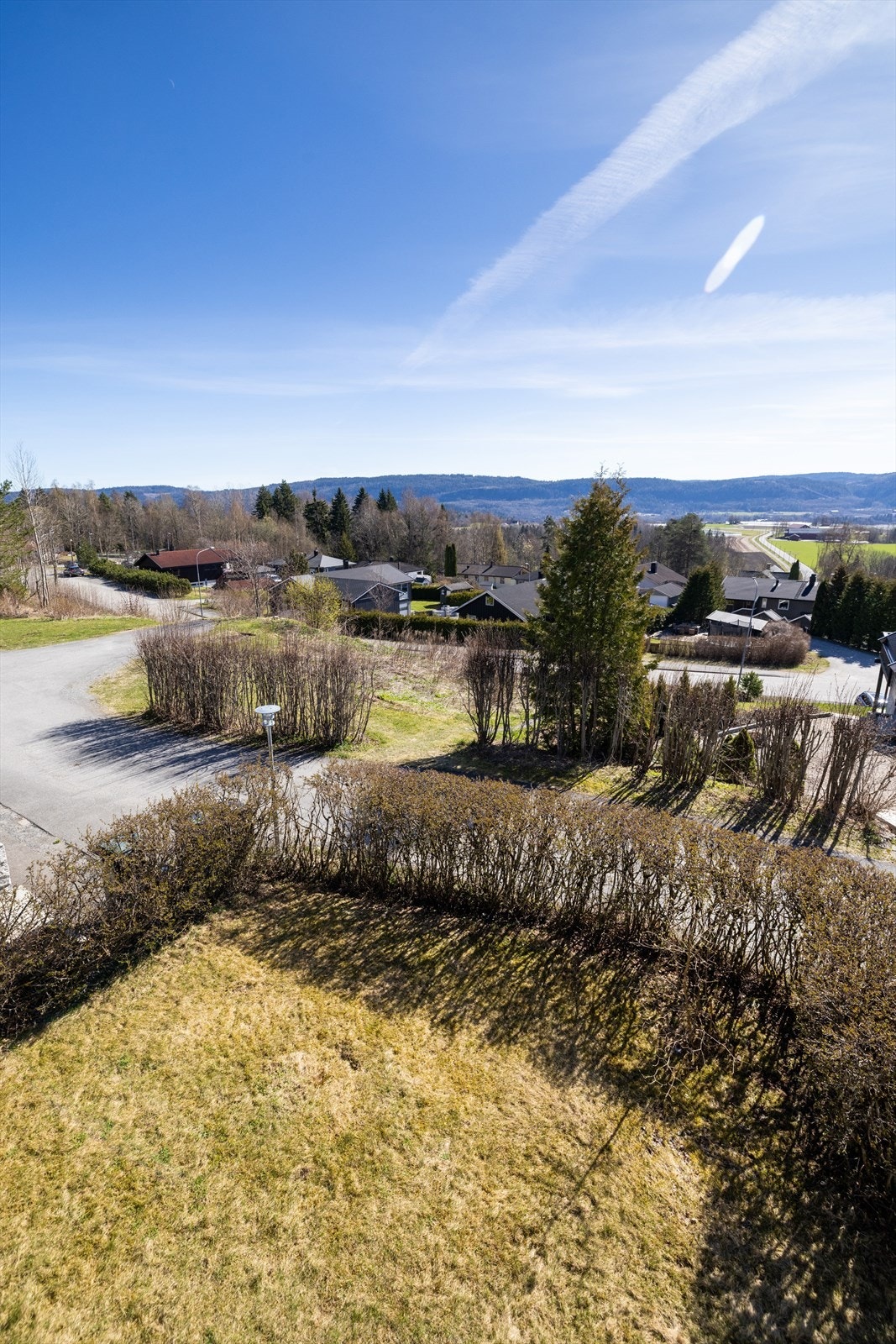 Foran huset er det også innrammet hage med plass til trampoline. Galleribilde