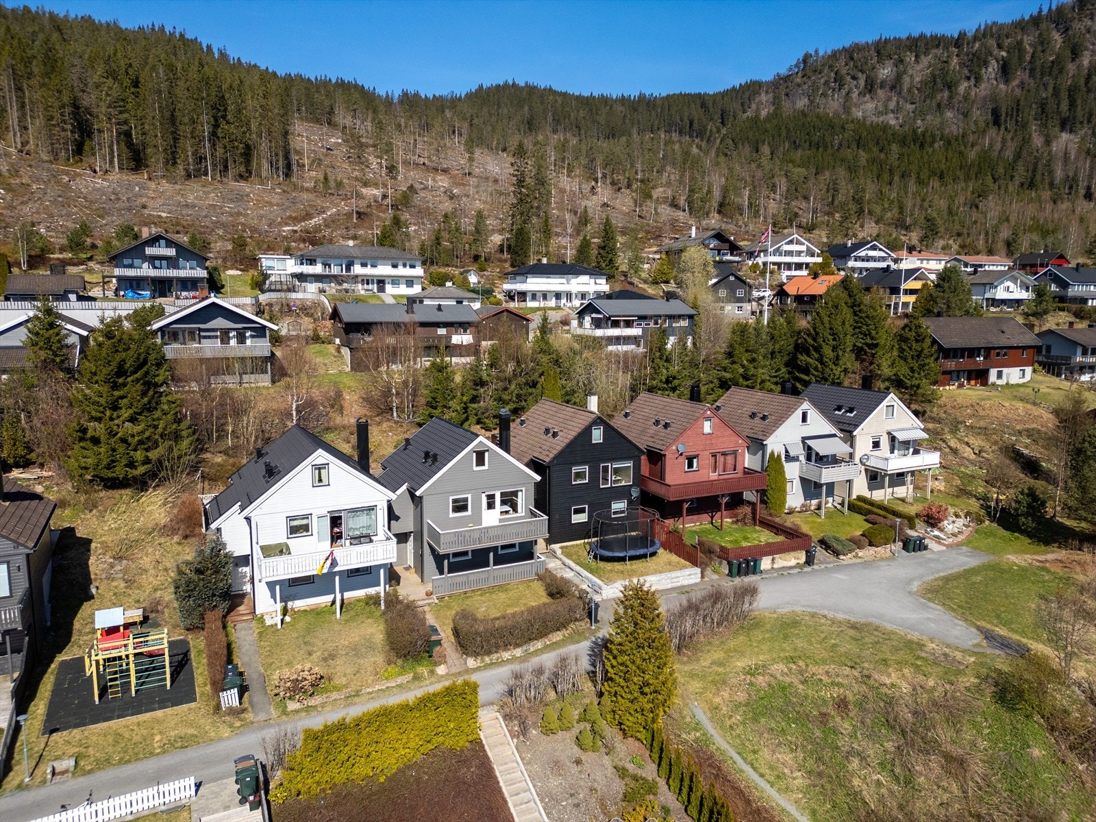 Marka rett i bakkant av huset, og gangavstand til barnehage og buss. Galleribilde