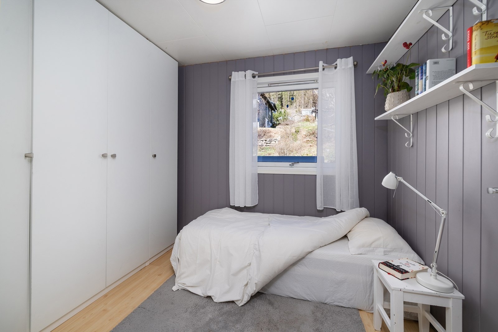Boligen har 3 soverom, hvorav ett ligger i 1. etasje. Galleribilde