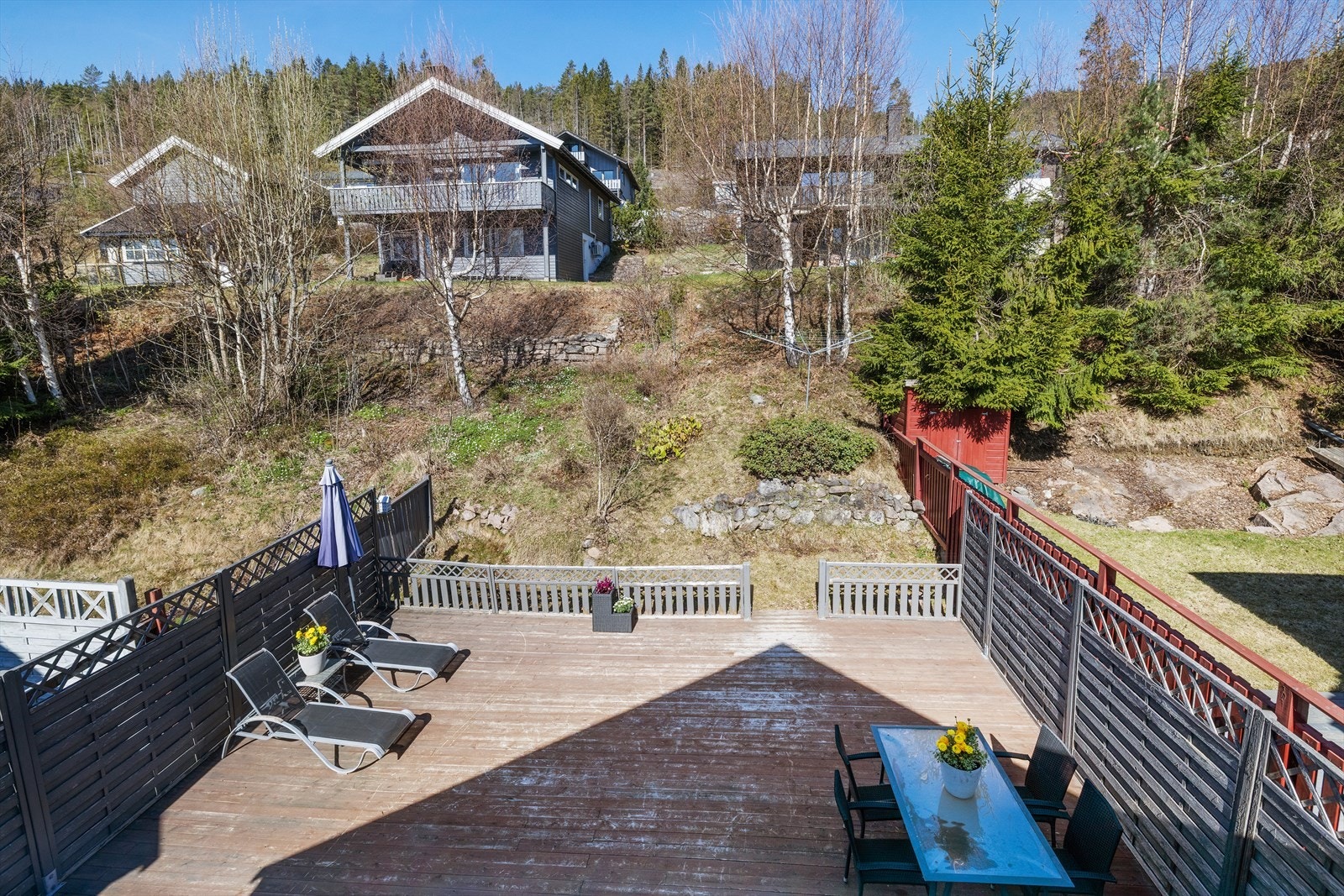 Boligen har et usjenert og flott uteområde med stor terrasse bak huset. Galleribilde