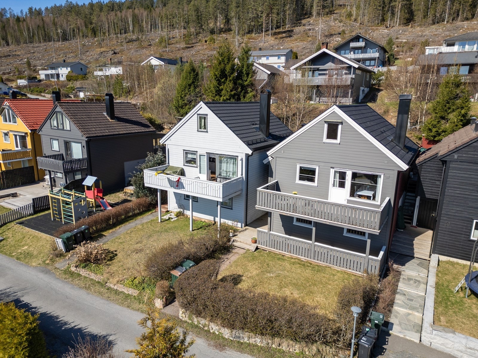 Velkommen til en gjennomgående familiebolig med fine uteplasser i Fagerlia 17 i Sylling. Galleribilde