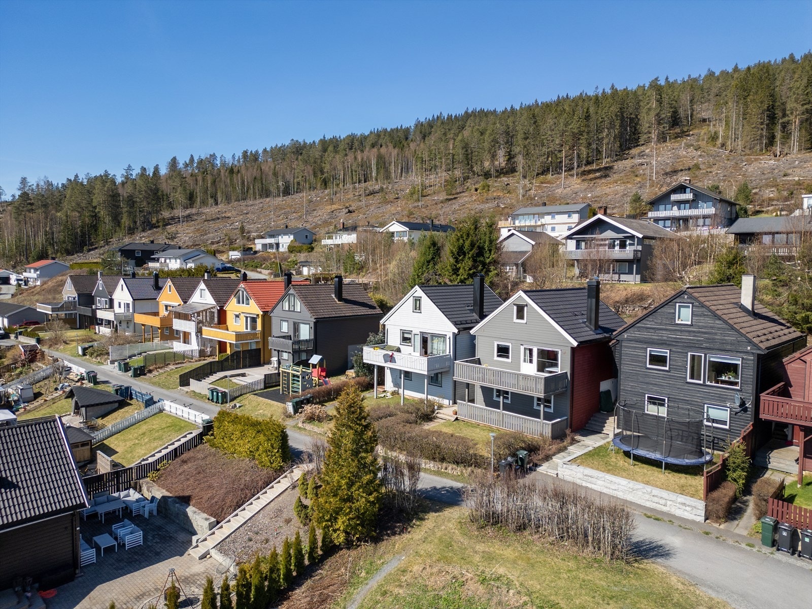 Nabolaget ligger høyt og fint oppe i terrenget, noe som gir masse sol og flott utsikt. Galleribilde
