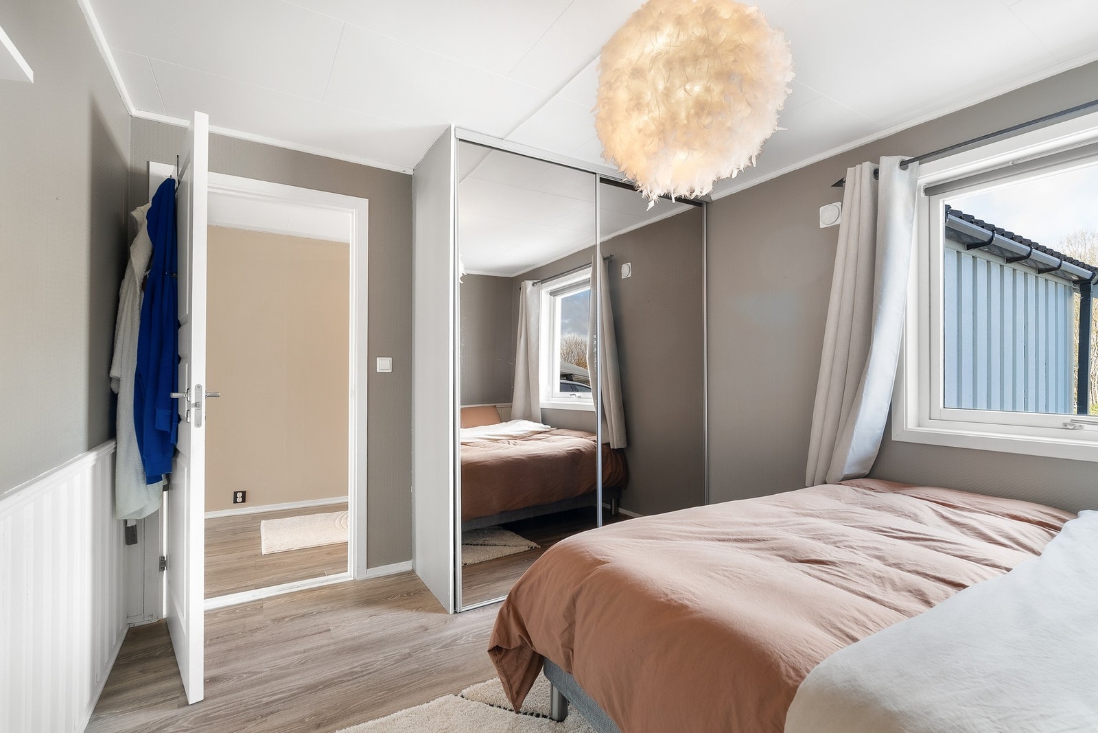 Soverom nr. 1 i god størrelse med skyvedørsgarderobe Galleribilde