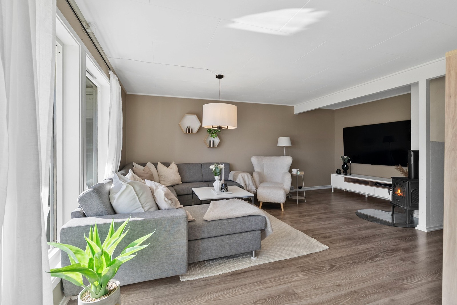 Stuen har laminat på gulvet og vegger malt i moderne farger. Galleribilde