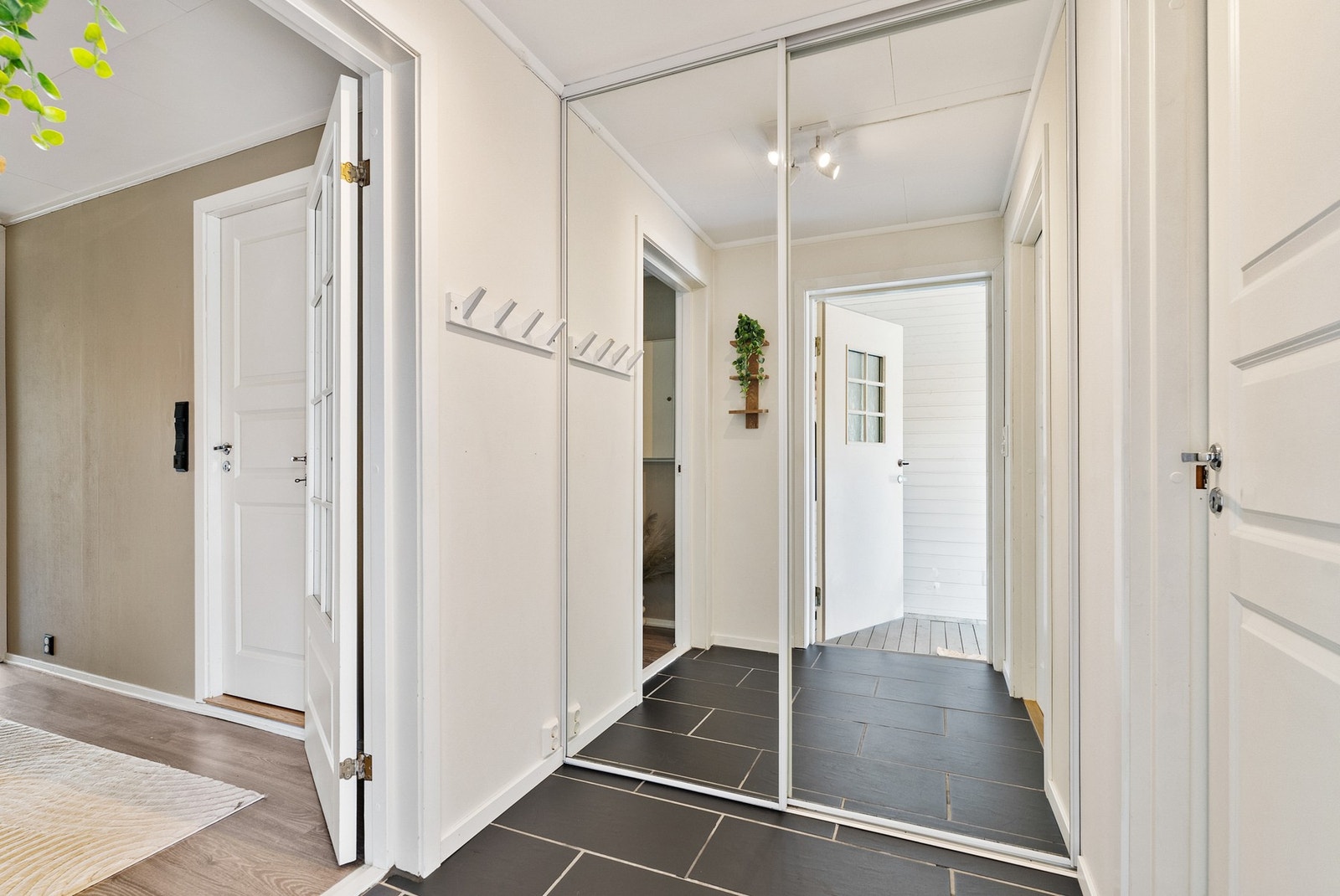 Velkommen inn! - Entré med skyvedørsgarderobe med speildører Galleribilde