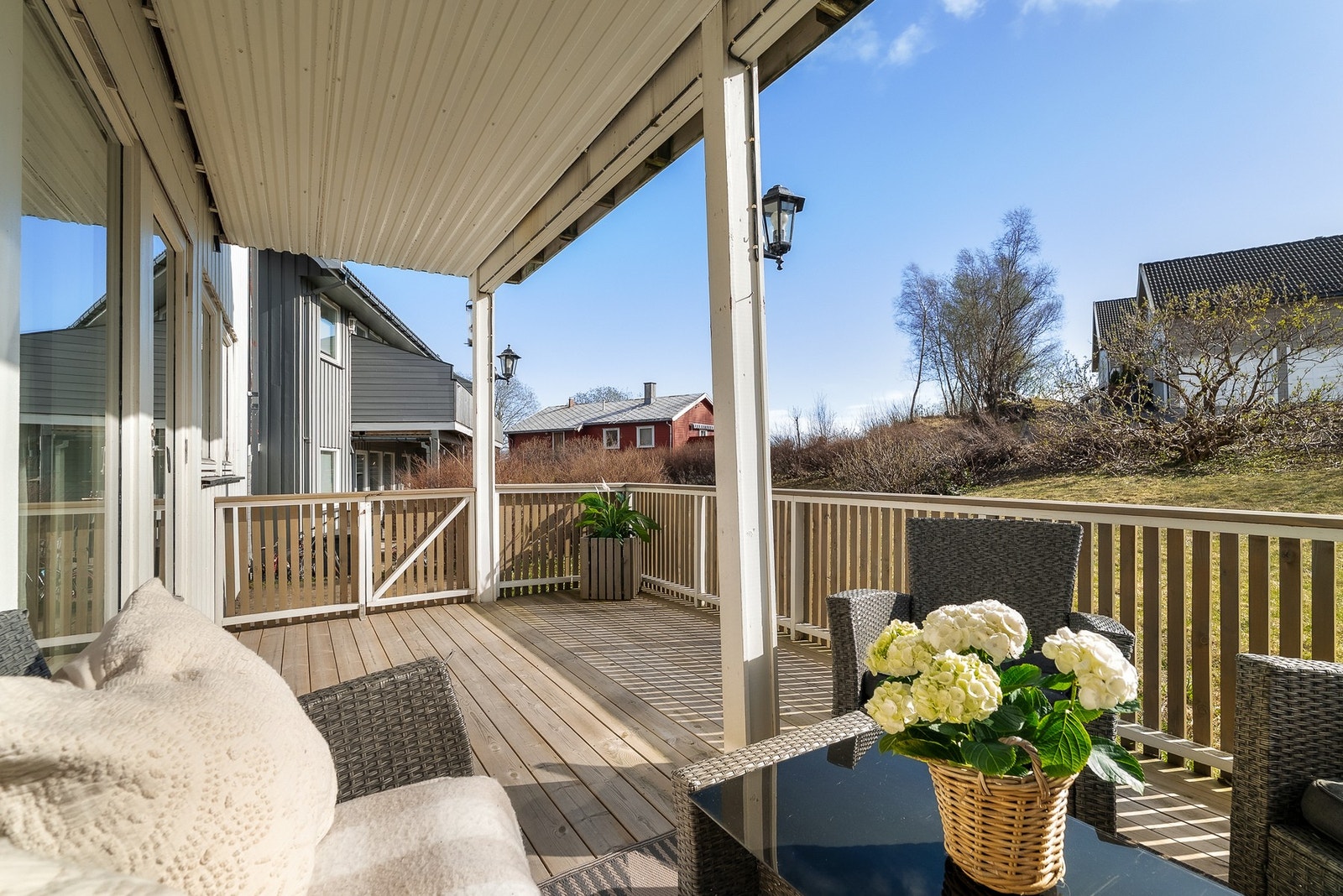 Takoverbygget terrasse med port ut til felles hage Galleribilde