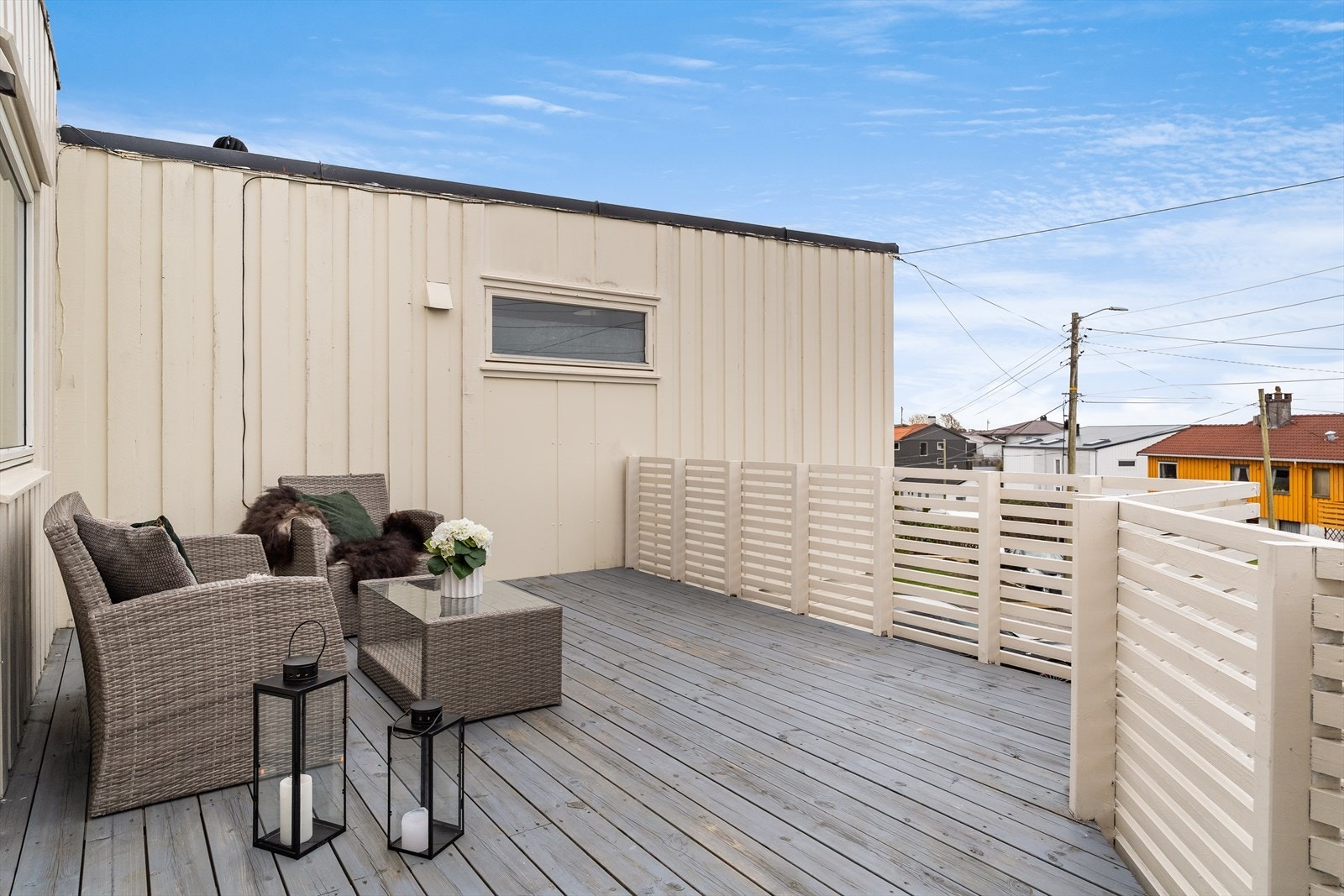 Solrik terrasse med plass til flere møbleringsmuligheter, perfekt for avslapning. Rolig nabolag med nærhet til butikker Galleribilde