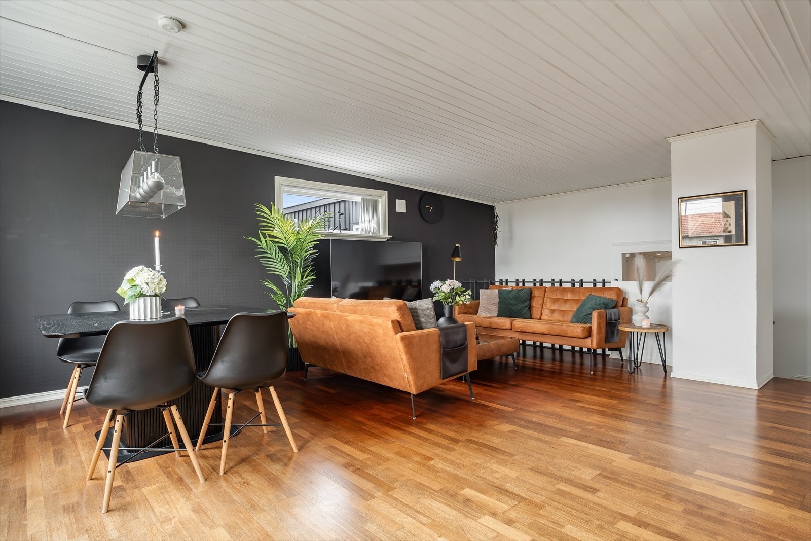 Lys og romslig stue med moderne detaljer og stilrent design. Perfekt for sosialt samvær og avslapning i hverdagen. Galleribilde