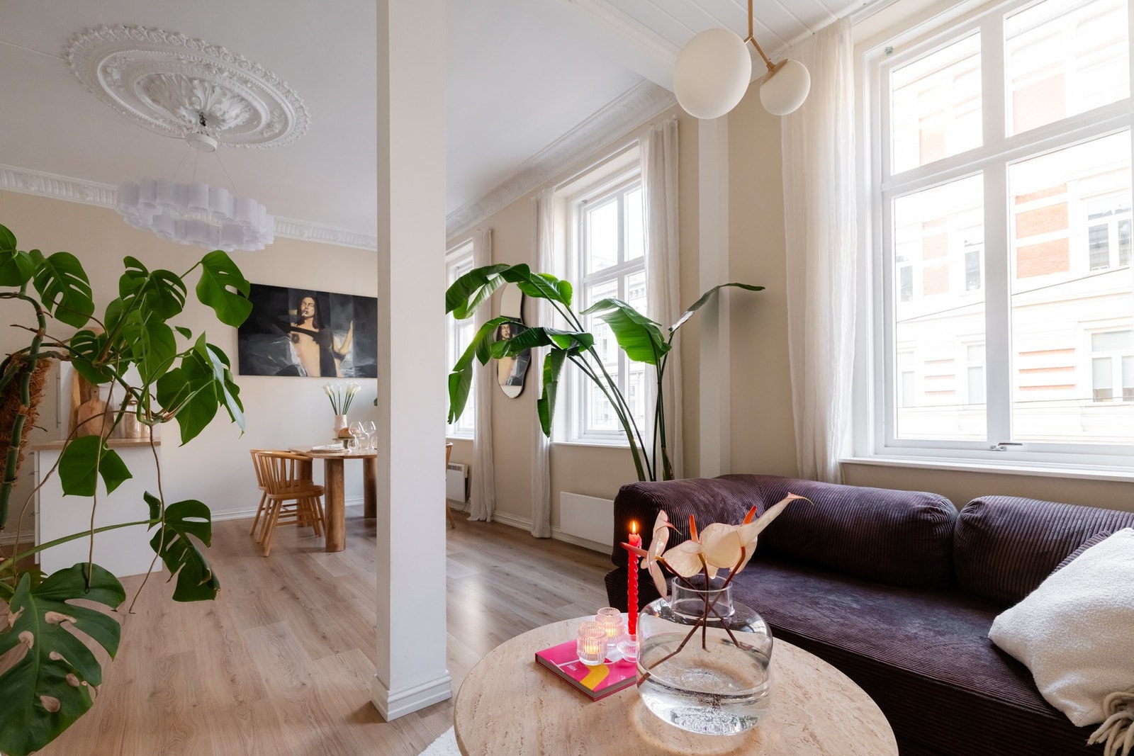 Stuen og kjøkkenet ligger i åpen løsning noe som gir et sosialt og hyggelig allrom. Galleribilde