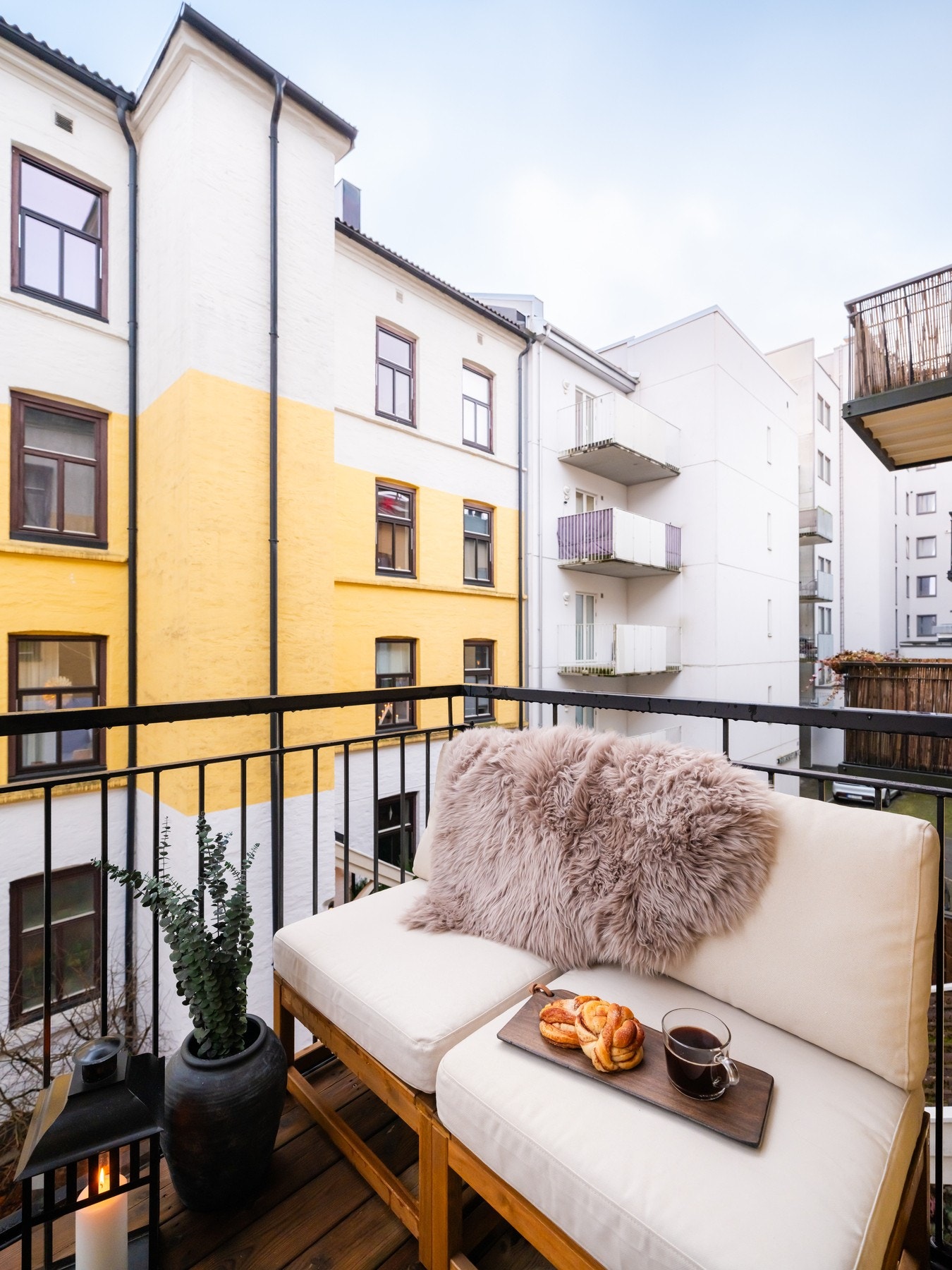 Balkongen er østvendt og på solfylte sommerdager er det sol på balkongen mellom kl. 10 og frem til rundt kl. 14.30-15.00 ifølge nåværende eiere. Galleribilde