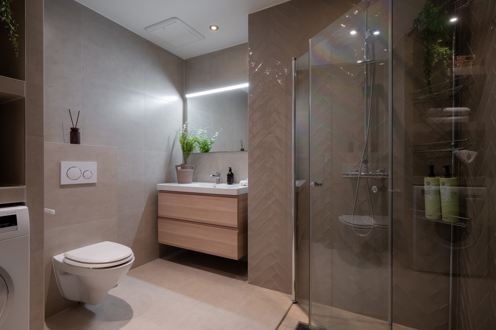 Boligens bad er delikat flislagt og har varme i gulv og downlightsbelysning, noe som gir en lun og god start på dagen. Badet ble pusset opp i 2019. Galleribilde