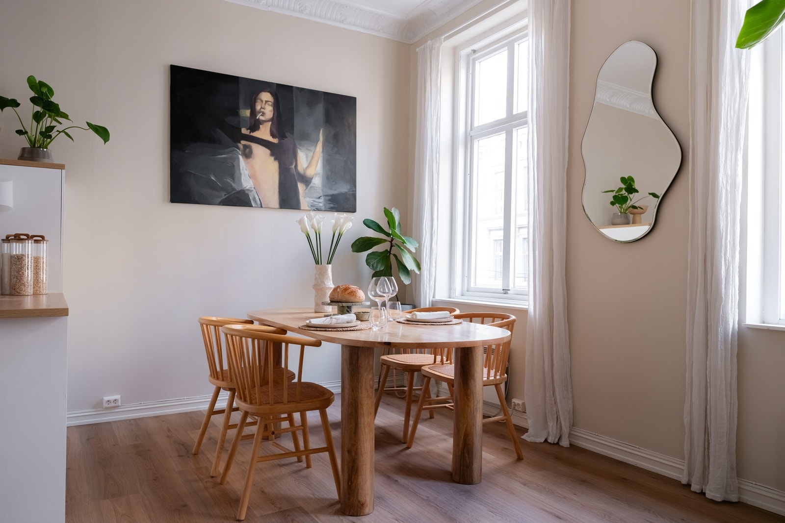 Her er det også plass til spisebord hvor du kan invitere venner og familie til hyggelige sammenkomster! Galleribilde