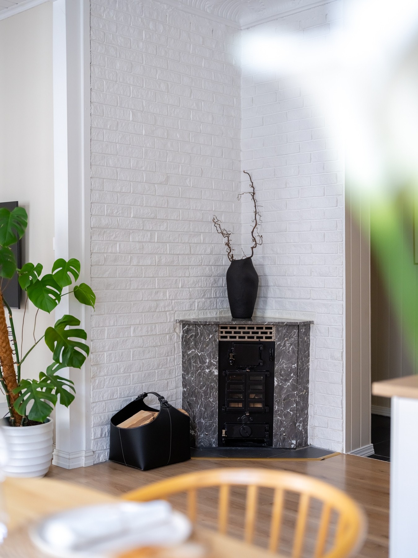 I stuen er det vedkamin som sørger for både varme og hygge på kaldere høst- og vinterdager. Galleribilde