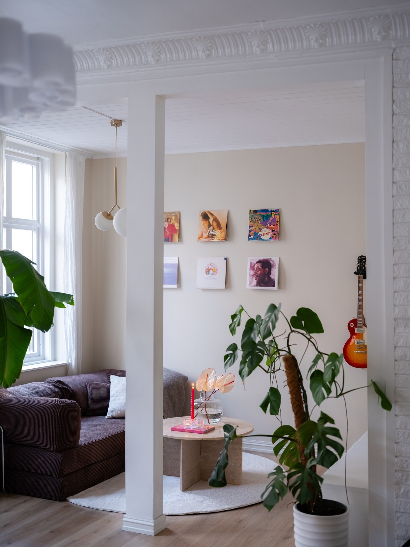 I stuen er det god plass til sofa, salongbord, TV og tilhørende mediemøblement. Galleribilde