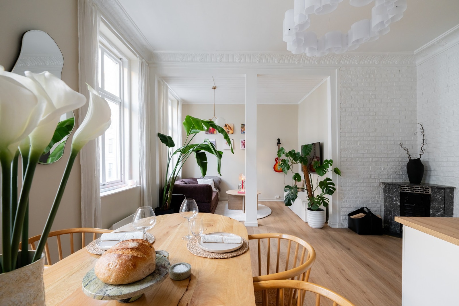 Store vindusflater med dype karmer gir godt med lys. Galleribilde