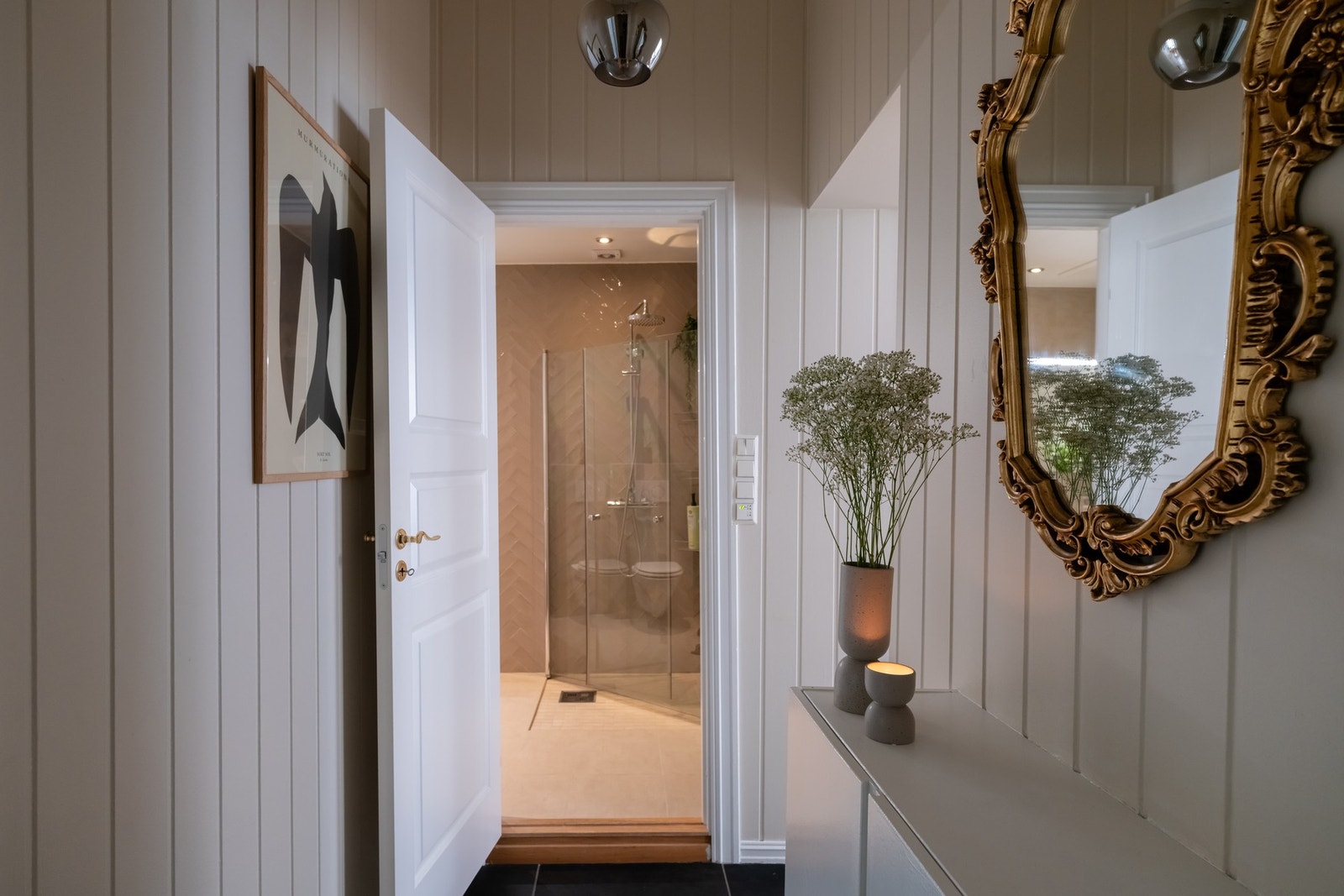 I det du kommer inn døren blir du møtt av en lys og innbydende entré. Galleribilde