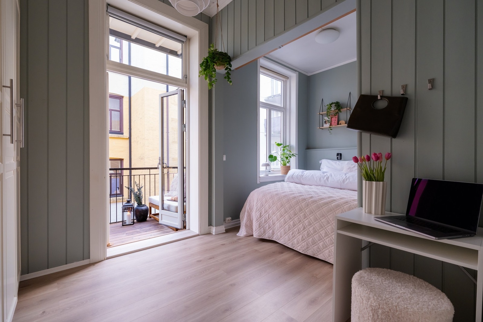 Soverommet er av meget god størrelse og byr på plass til dobbeltseng og skrivebord. Galleribilde