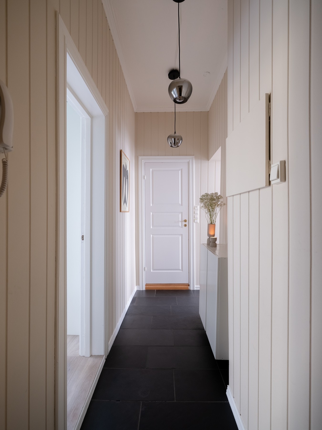 Her får du et umiddelbart godt førsteinntrykk av boligen! Her er det fliser på gulvet, lyse overflater og en god takhøyde. Galleribilde