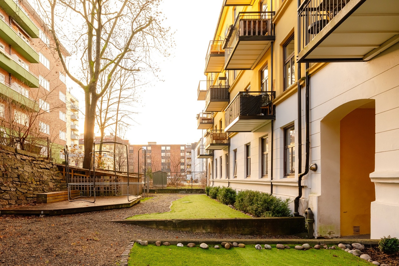 Hyggelig bakgård som er opparbeidet med beplantning, sykkelparkering og sittegrupper. Galleribilde
