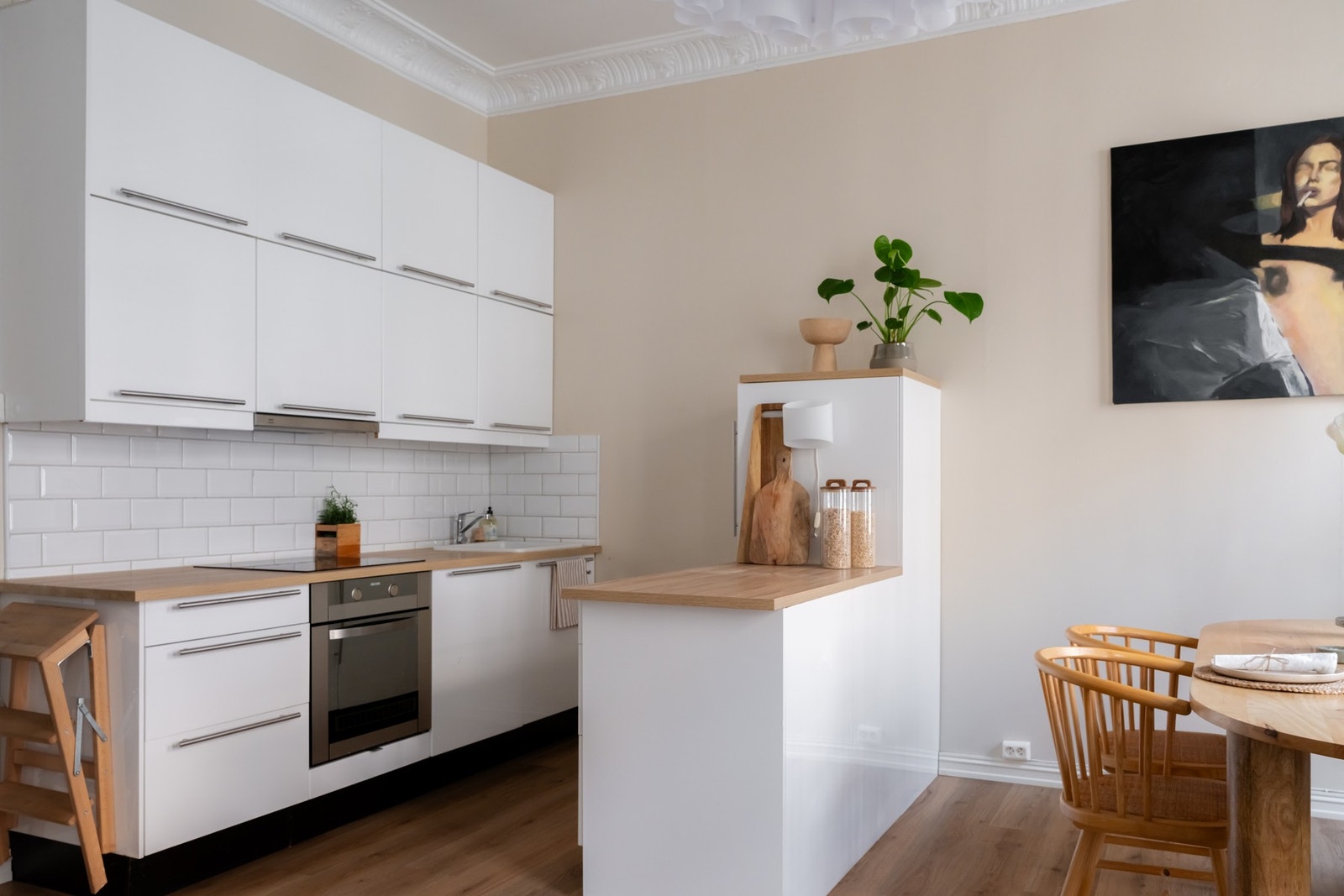 Den fine kjøkkeninnredningen er fra IKEA og består av slette fronter, benkeplate av laminat og oppvaskkum av keramikk. Galleribilde
