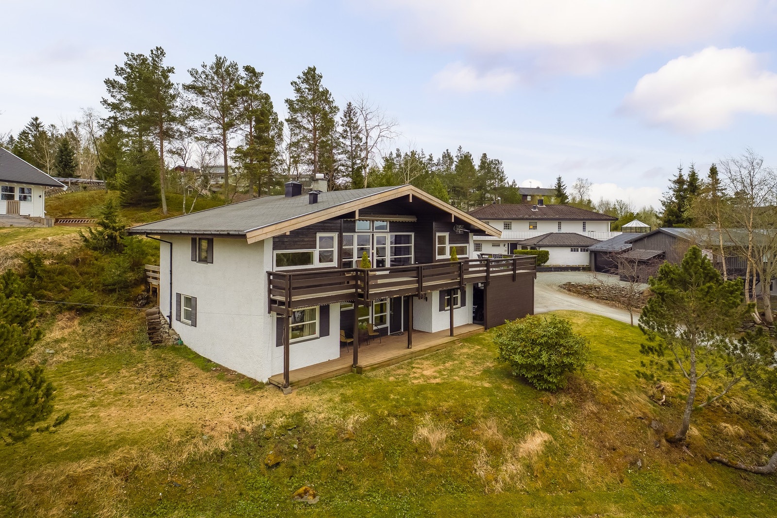 Boligen har en fin og usjenert beliggenhet, og man har flotte sol- og utsiktsforhold på veranda Galleribilde