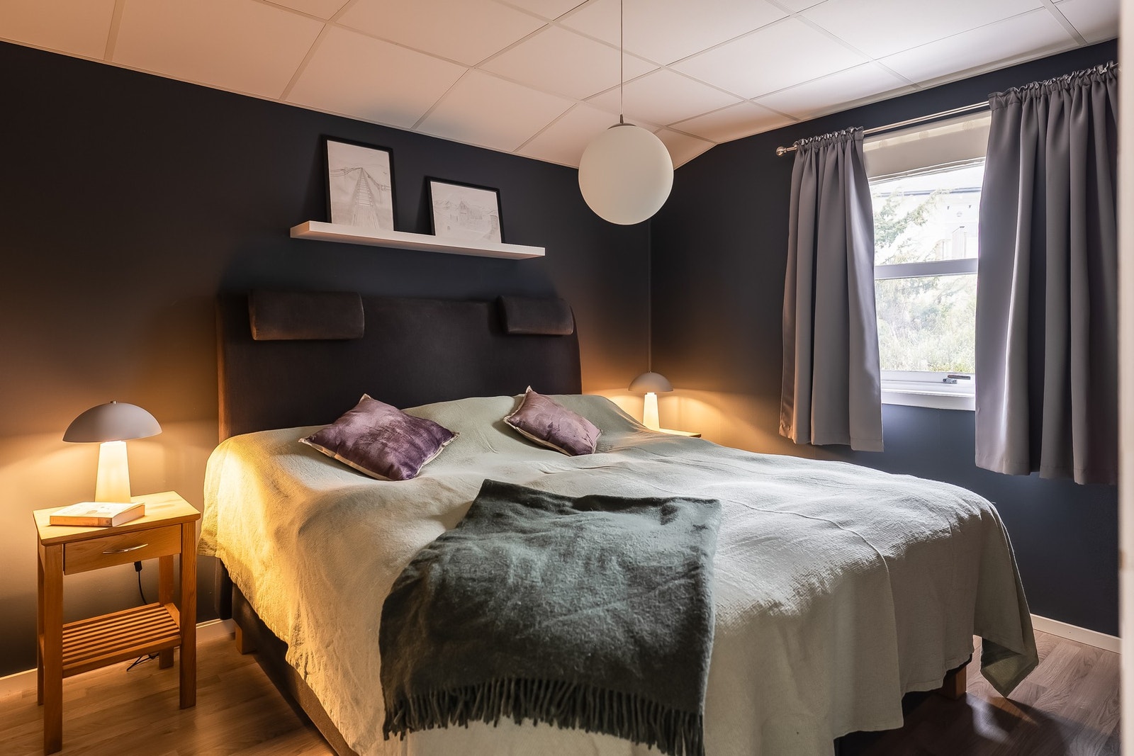 Hovedsoverommet er på 10,7 kvm, malt i delikate farger og har en stor og praktisk skyvedørsgarderobe Galleribilde