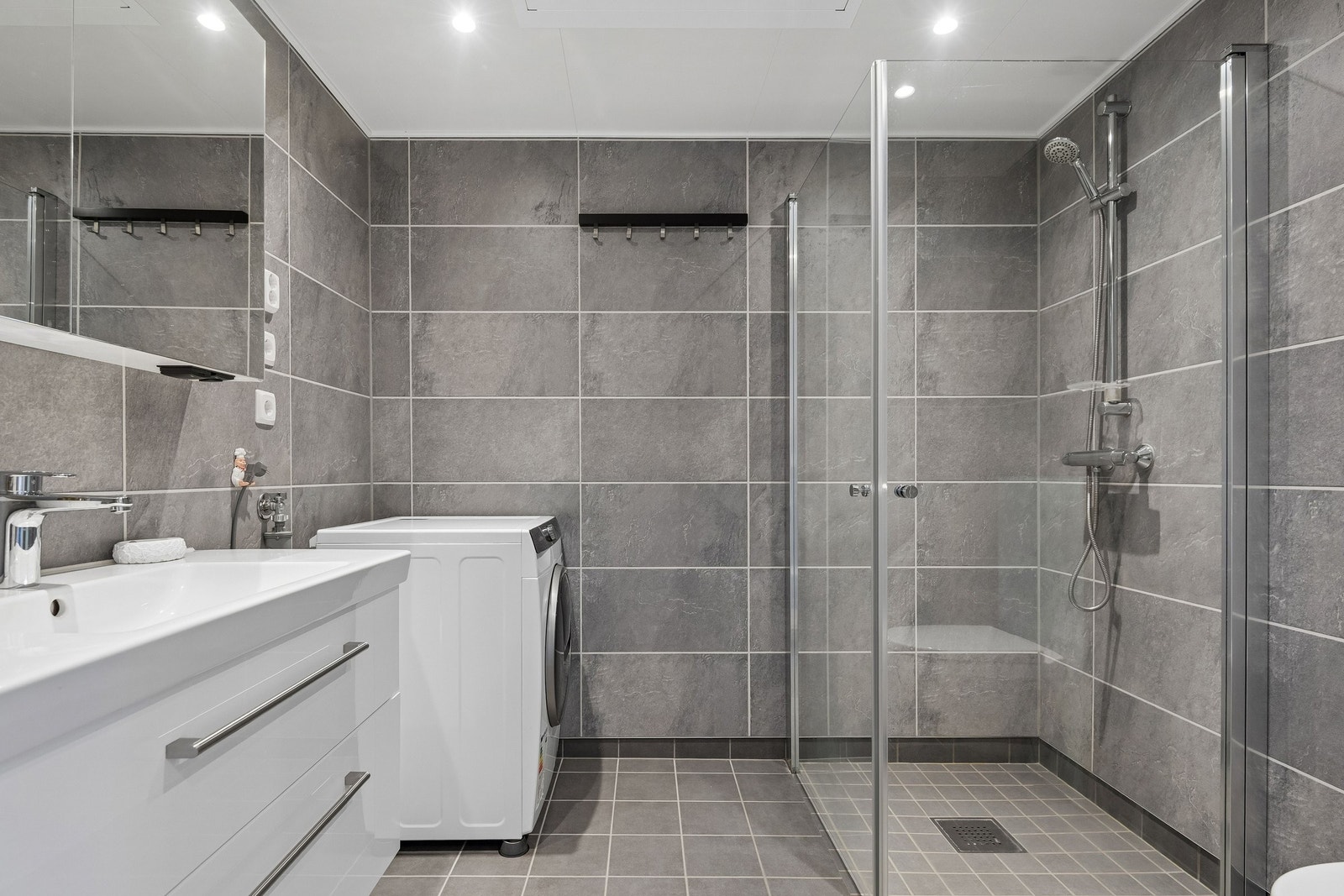 Pent, flislagd gulvet og downlights i himling, varmekabler i gulvet. bad er 5m². Galleribilde
