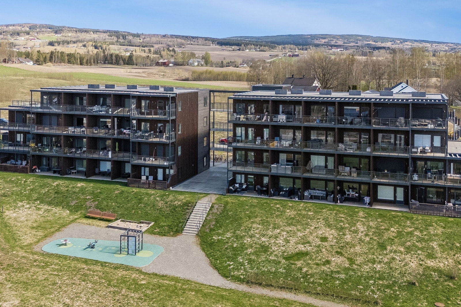Pent opparbeidede og velholdte fellesarealer med sittegrupper, lekeplass og flott utsikt. Galleribilde