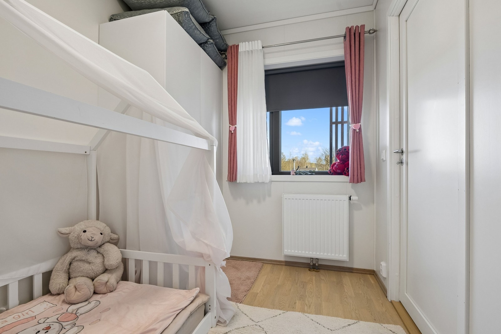 Lys og fint soverom med plass til dobbeltseng. soverommet er 6,6m². Galleribilde